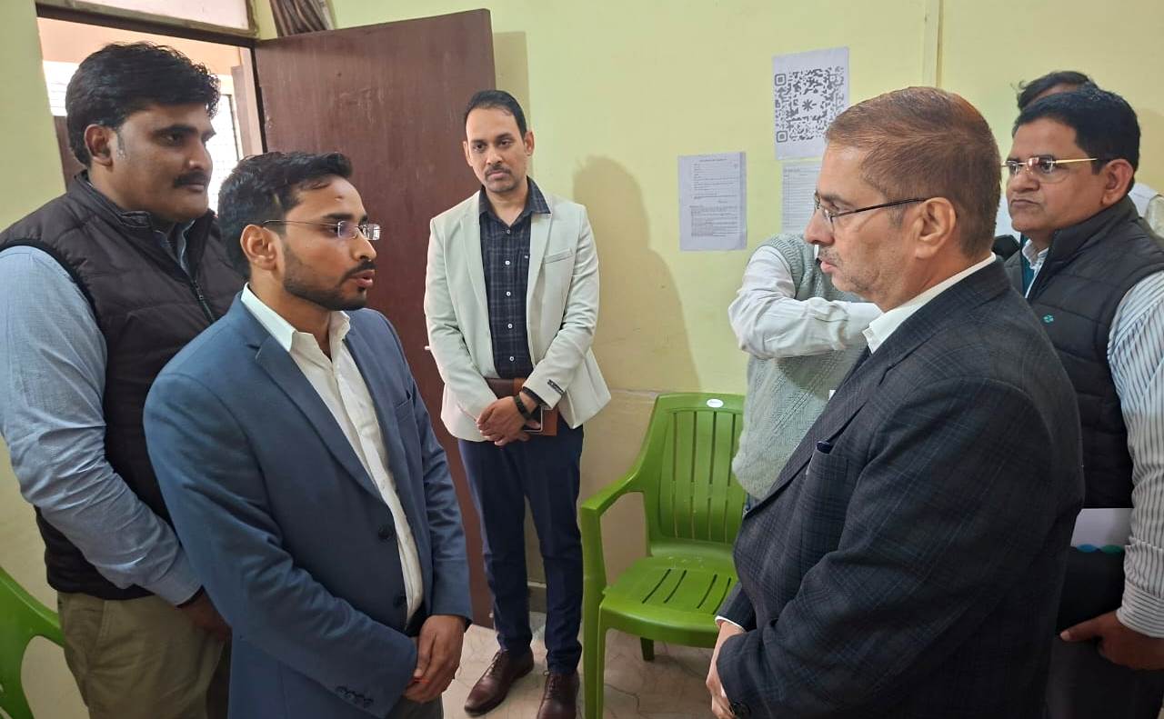 जिलाधिकारी ने ब्लॉक दुद्धी का किया औचक निरीक्षण, कार्यों में लापरवाही पर जताई नाराजगी