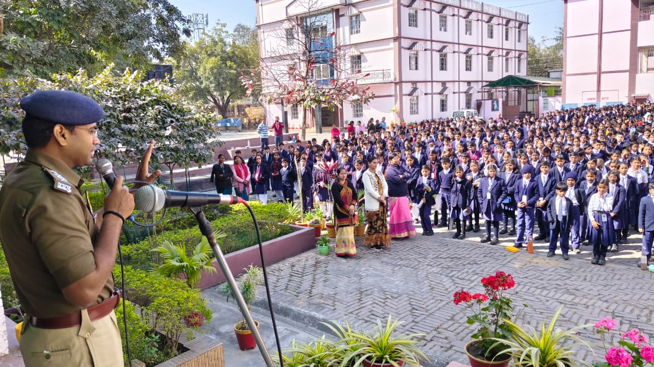 जानकारी ही सुरक्षा है, बच्चों को साइबर व यातायात सुरक्षा का पाठ-क्षेत्राधिकारी ओबरा 