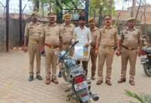 सघन चेकिंग के दौरान बड़ी कार्यवाही: फर्जी नम्बर प्लेट वाहन व 3 किलो 110 ग्राम अवैध गांजा सहित हिस्ट्रीशीटर अभियुक्त गिरफ्तार