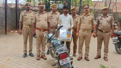 सघन चेकिंग के दौरान बड़ी कार्यवाही: फर्जी नम्बर प्लेट वाहन व 3 किलो 110 ग्राम अवैध गांजा सहित हिस्ट्रीशीटर अभियुक्त गिरफ्तार