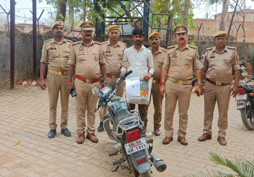 सघन चेकिंग के दौरान बड़ी कार्यवाही: फर्जी नम्बर प्लेट वाहन व 3 किलो 110 ग्राम अवैध गांजा सहित हिस्ट्रीशीटर अभियुक्त गिरफ्तार सघन चेकिंग के दौरान बड़ी कार्यवाही: फर्जी नम्बर प्लेट वाहन व 3 किलो 110 ग्राम अवैध गांजा सहित हिस्ट्रीशीटर अभियुक्त गिरफ्तार