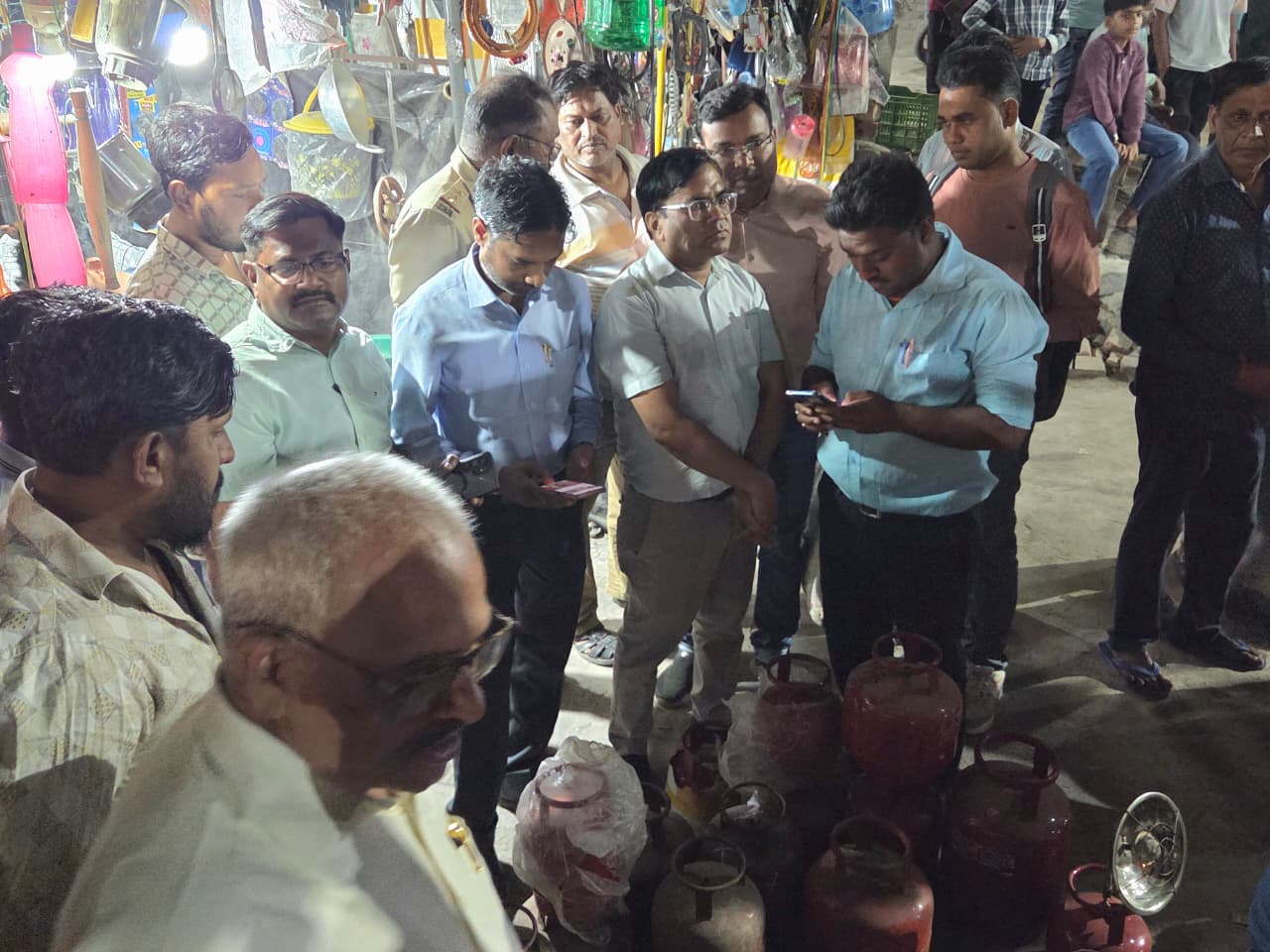 गैस सिलेन्डरों की जमाखोरी की शिकायत का जिलाधिकारी ने लिया सज्ञान