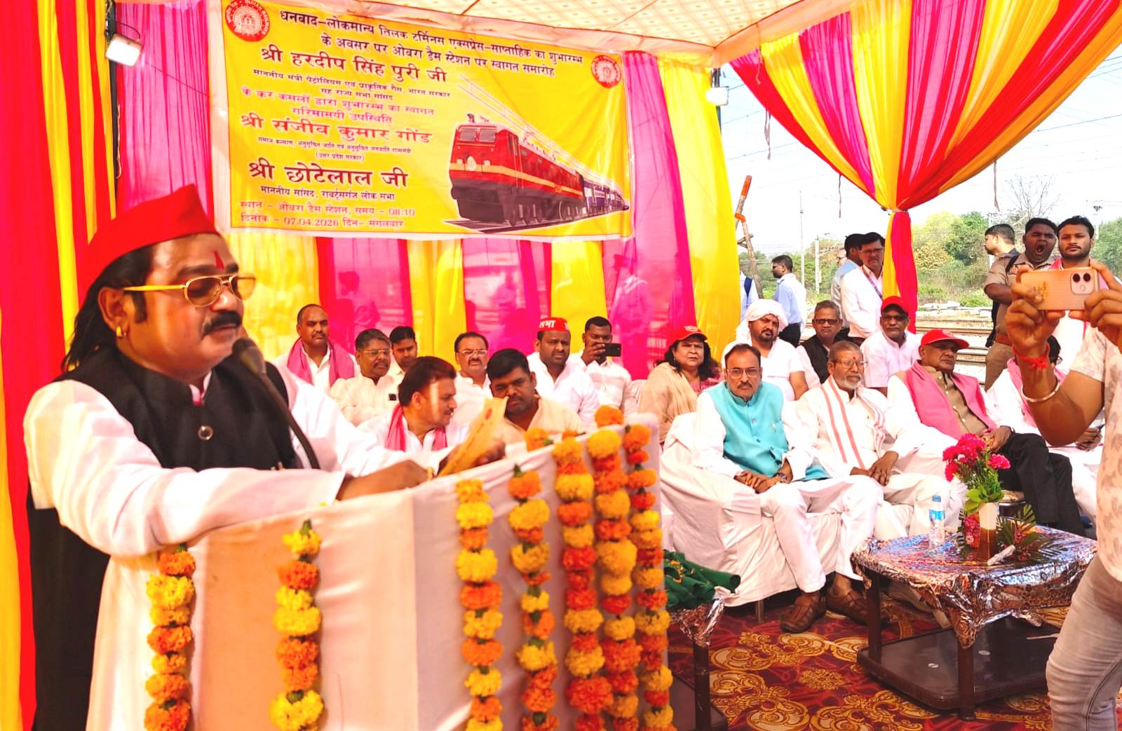 सोनभद्र-हरी झंडी के बीच उजागर हुई बदहाली, ओबरा स्टेशन पर शौचालय बंद, पानी की कमी,