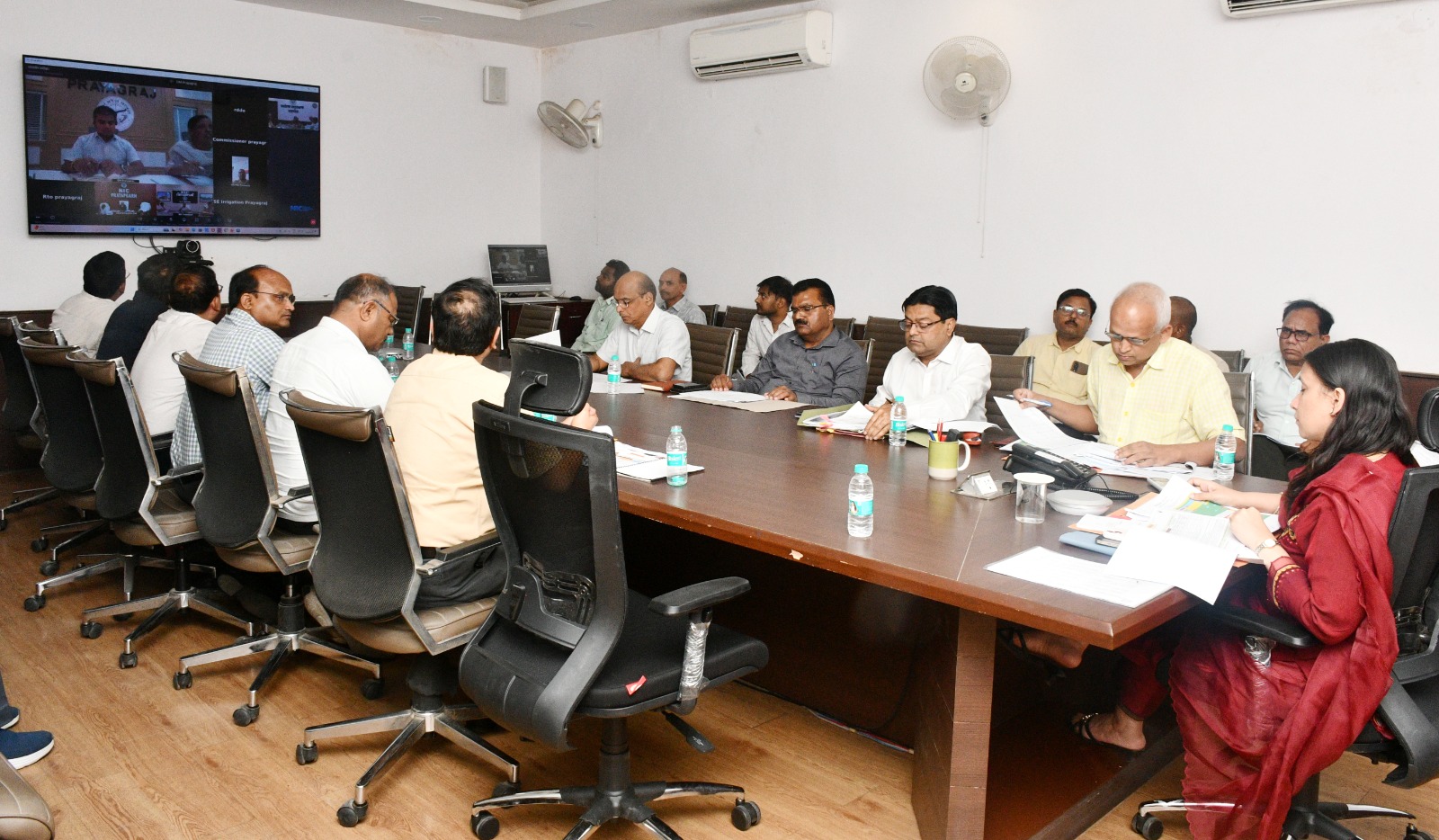 मंडलीय समीक्षा बैठक में योजनाओं की प्रगति पर जोर, लापरवाही पर सख्त कार्रवाई के निर्देश