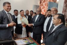 न्यायिक अधिकारियों का माल्यार्पण कर स्मृति चिन्ह, अंगवस्त्र देकर की गई भावभीनी विदाई