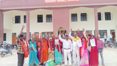 आदिवासियों ने ओबरा तहसील के समक्ष किया प्रदर्शन