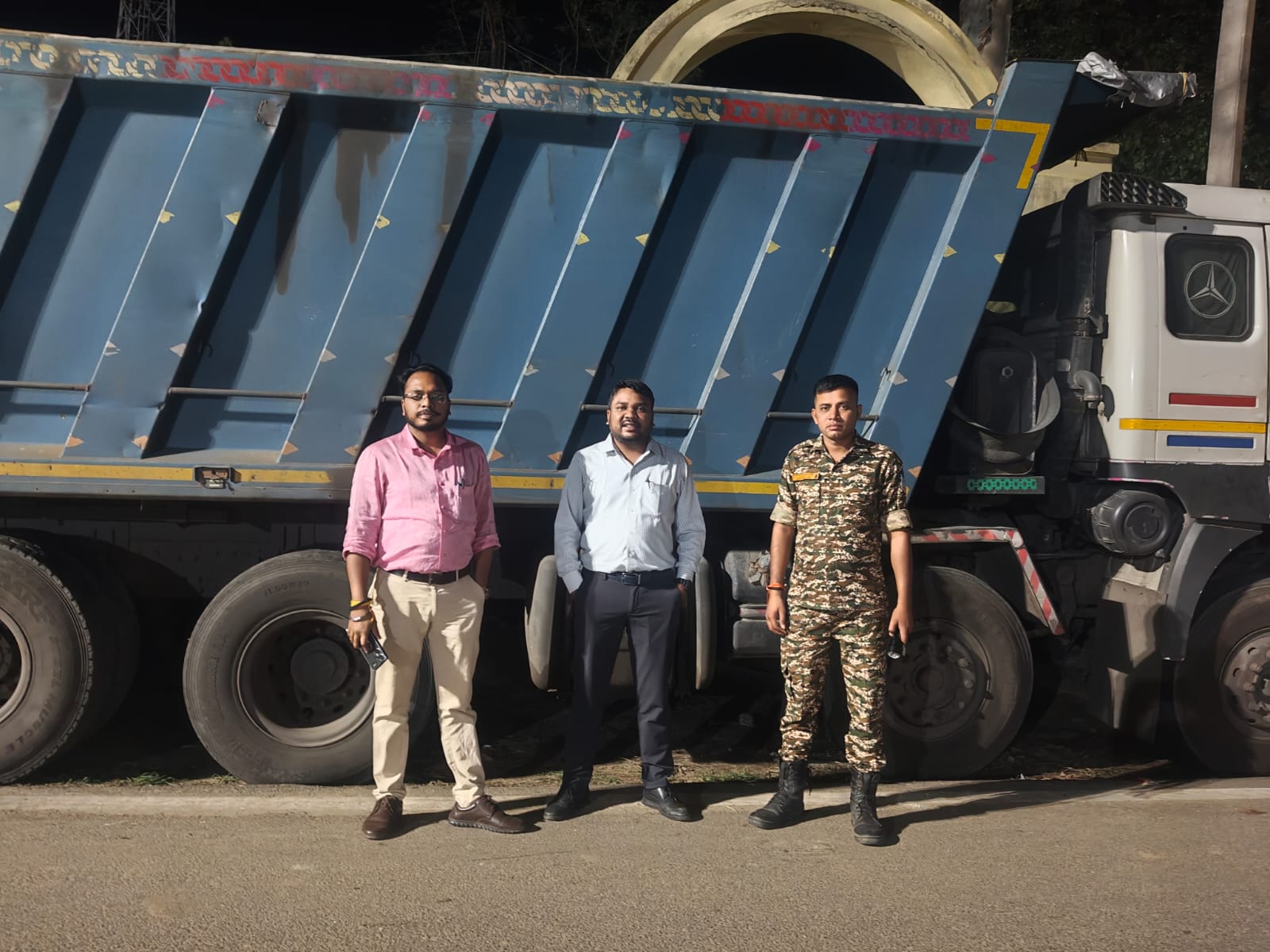 स्टोन चिप्स के साथ एक हाईवा जप्त, खनन विभाग की चल रही लगातार छापेमारी अभियान स्टोन चिप्स के साथ एक हाईवा जप्त, खनन विभाग की चल रही लगातार छापेमारी अभियान