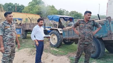 खनन विभाग ने छापामारी अभियान चलाकर 6 अवैध बालू ढुलाई करते ट्रैक्टरों को पकड़ा