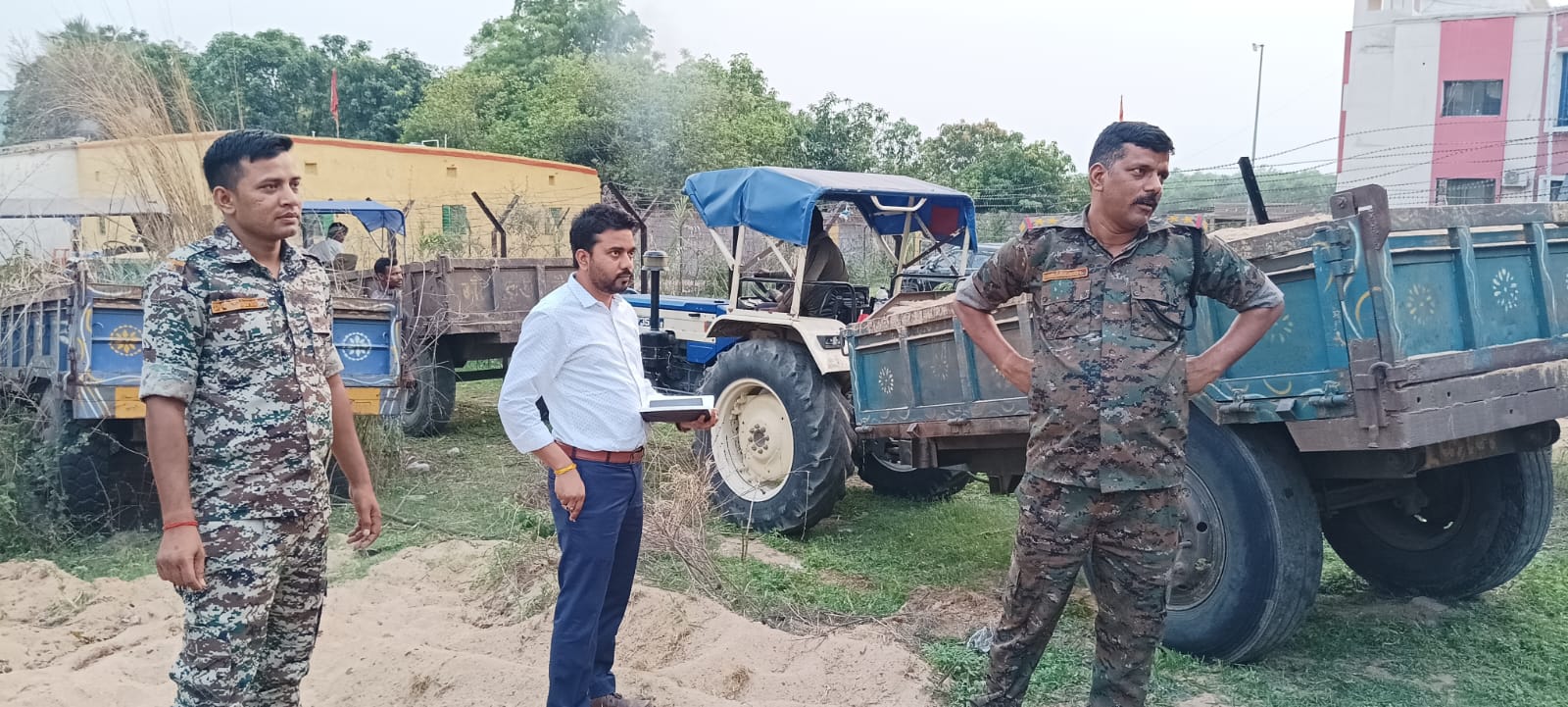 खनन विभाग ने छापामारी अभियान चलाकर 6 अवैध बालू ढुलाई करते ट्रैक्टरों को पकड़ा