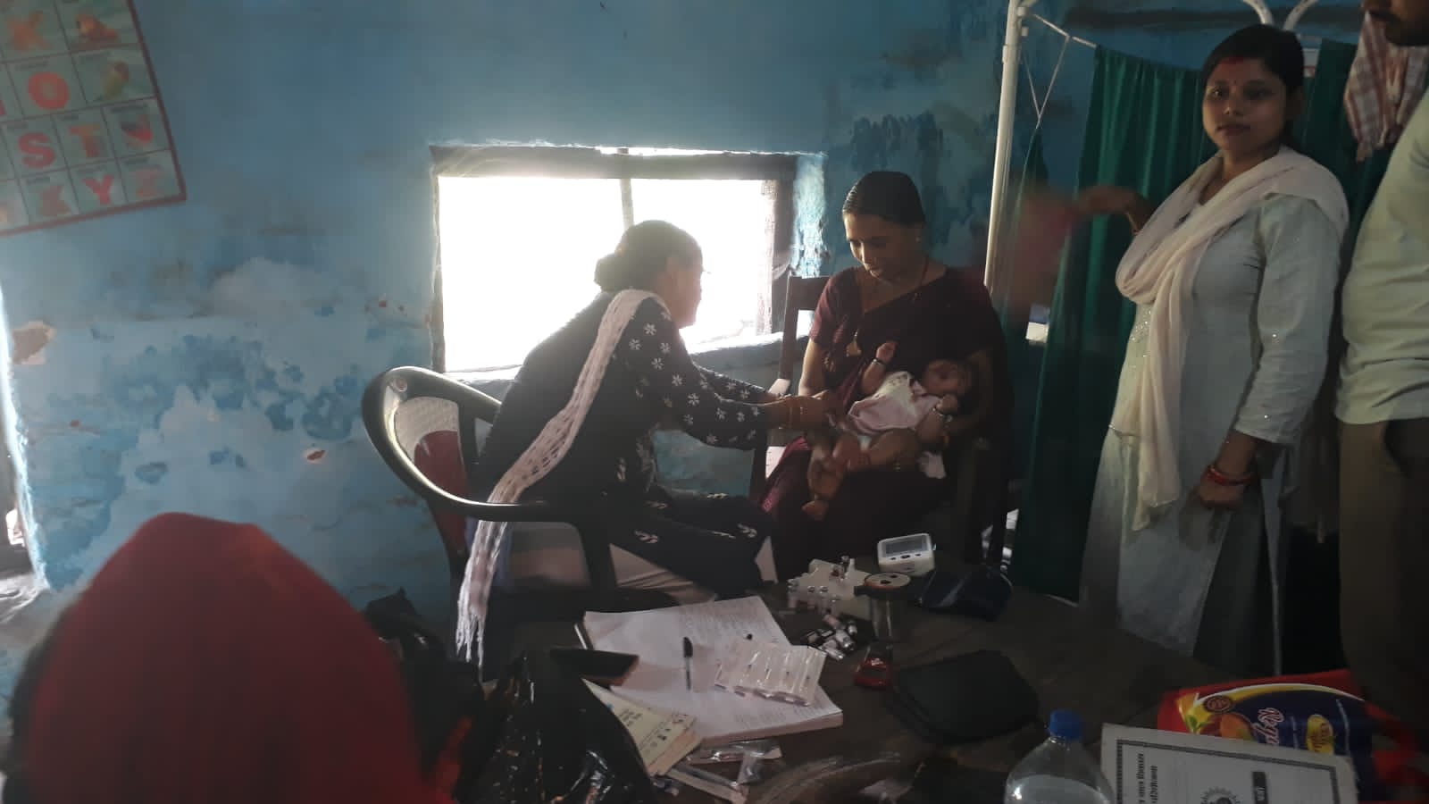 जैनामोंड में जंगल नुमा खंडहर के मुर्गी फार्म हाउस में चल रहा आंगनबाड़ी केंद्र 