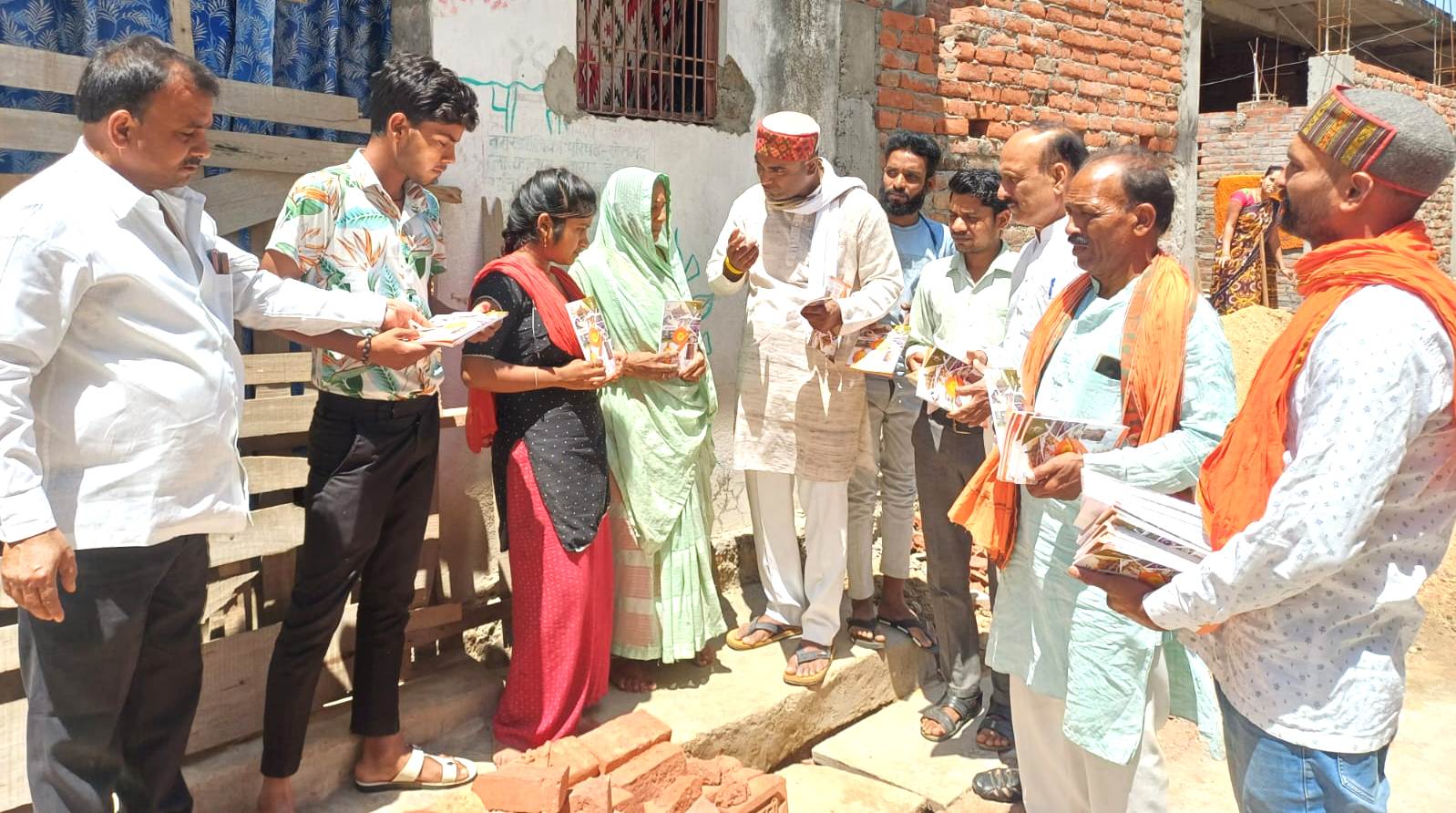 ग्राम संपर्क अभियान में भाजपा कार्यकर्ताओं ने गिनाईं सरकार की उपलब्धियां, लाभार्थियों से किया संवाद