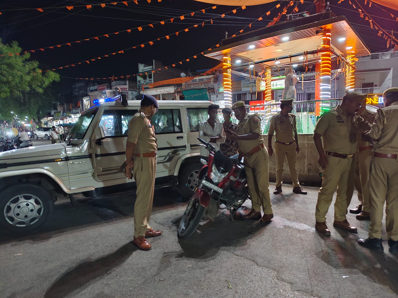 ओबरा में यातायात नियमों के उल्लंघन पर पुलिस की सख्ती, चालान के साथ दी गई चेतावनी ओबरा में यातायात नियमों के उल्लंघन पर पुलिस की सख्ती, चालान के साथ दी गई चेतावनी