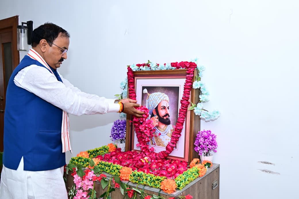 छत्रपति शिवाजी महाराज की पुण्यतिथि पर उप मुख्यमंत्री ने अर्पित की श्रद्धांजलि