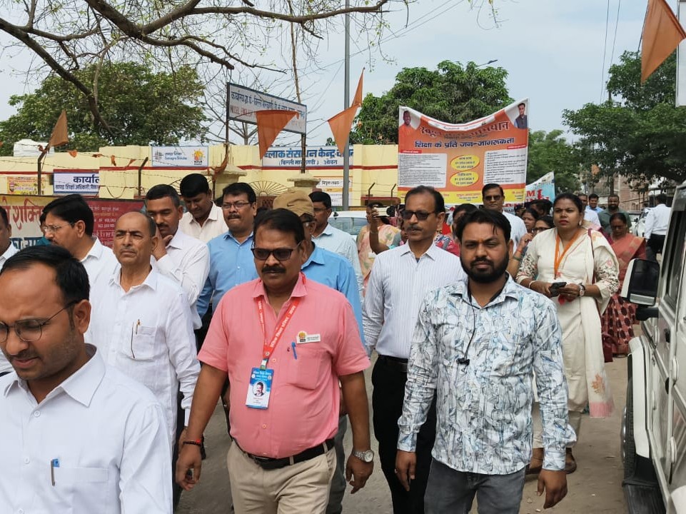 स्कूल चलो अभियान के तहत रैली मे जिला बेसिक शिक्षा अधिकारी के द्वारा हरी झंडी दिखाकर किया रवाना