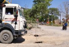 ओबरा में मुख्य मार्ग पर क्षतिग्रस्त नालियां बढ़ा रहीं दुर्घटना की आशंका, जिम्मेदार विभाग निष्क्रिय