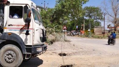 ओबरा में मुख्य मार्ग पर क्षतिग्रस्त नालियां बढ़ा रहीं दुर्घटना की आशंका, जिम्मेदार विभाग निष्क्रिय