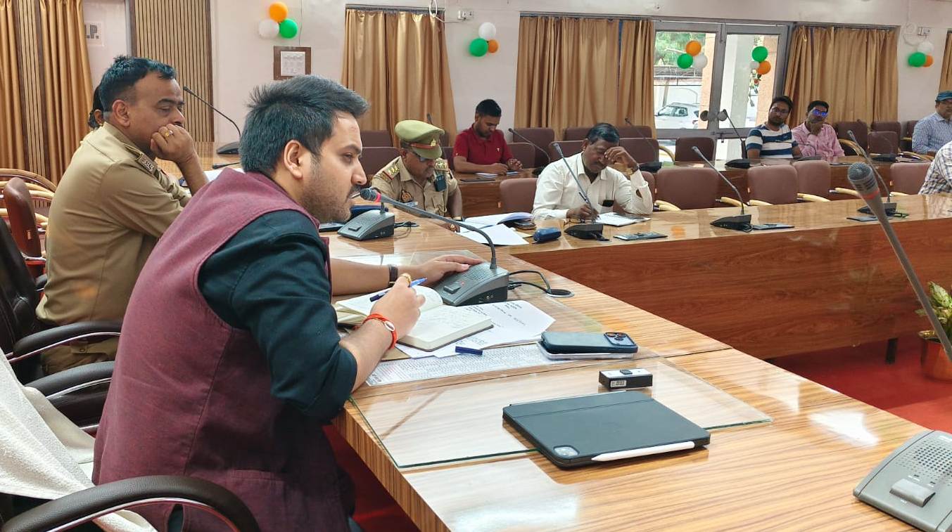 पीडब्ल्यूडी एवं टोल प्लाजा प्रबंधन को दिशा-निर्देश,सड़क सुरक्षा के नियमों का पालन किया जाये-जिलाधिकारी