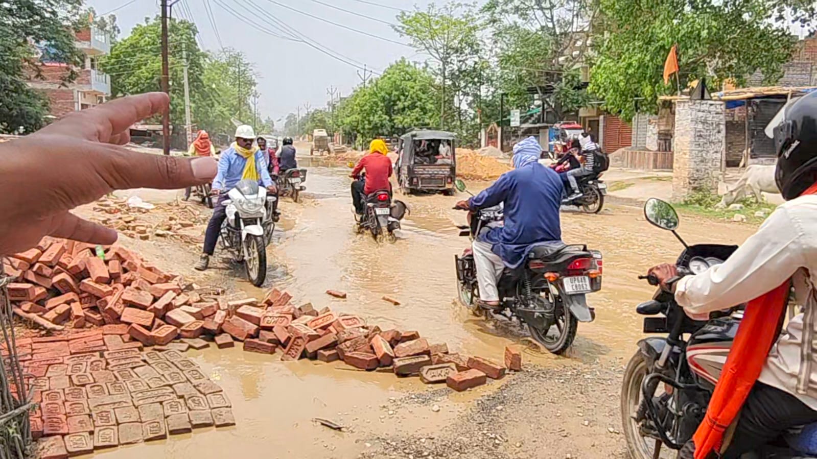 ओबरा-डाला मार्ग की दुर्दशा: करोड़ों की स्वीकृत राशि और लापरवाही से बदहाल जीवन