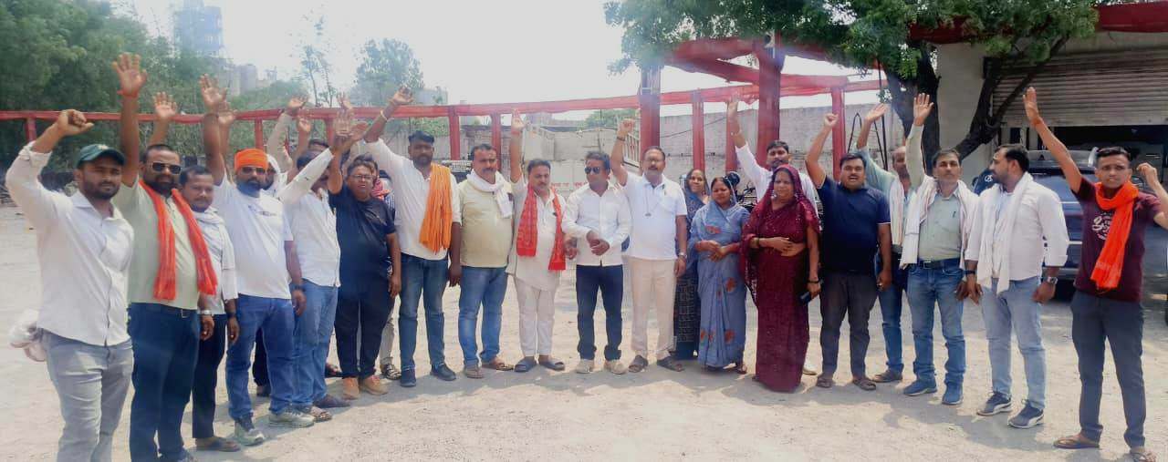 डाला में भयंकर दुर्गंध, स्वास्थ्य के साथ खिलवाड़, अल्ट्राटेक प्रबंधन के विरुद्ध एकत्र होकर नगरवासियों ने किया प्रदर्शन.! डाला में भयंकर दुर्गंध, स्वास्थ्य के साथ खिलवाड़, अल्ट्राटेक प्रबंधन के विरुद्ध एकत्र होकर नगरवासियों ने किया प्रदर्शन.!