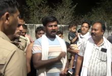 बिजली कटौती से परेशान ग्रामीणों ने रात्रि में सलखन फीडर पर किया प्रदर्शन