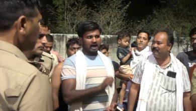 बिजली कटौती से परेशान ग्रामीणों ने रात्रि में सलखन फीडर पर किया प्रदर्शन