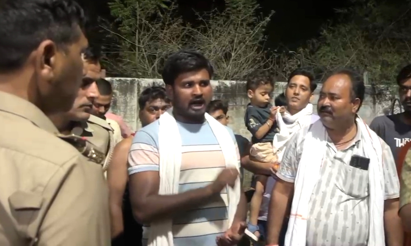 बिजली कटौती से परेशान ग्रामीणों ने रात्रि में सलखन फीडर पर किया प्रदर्शन