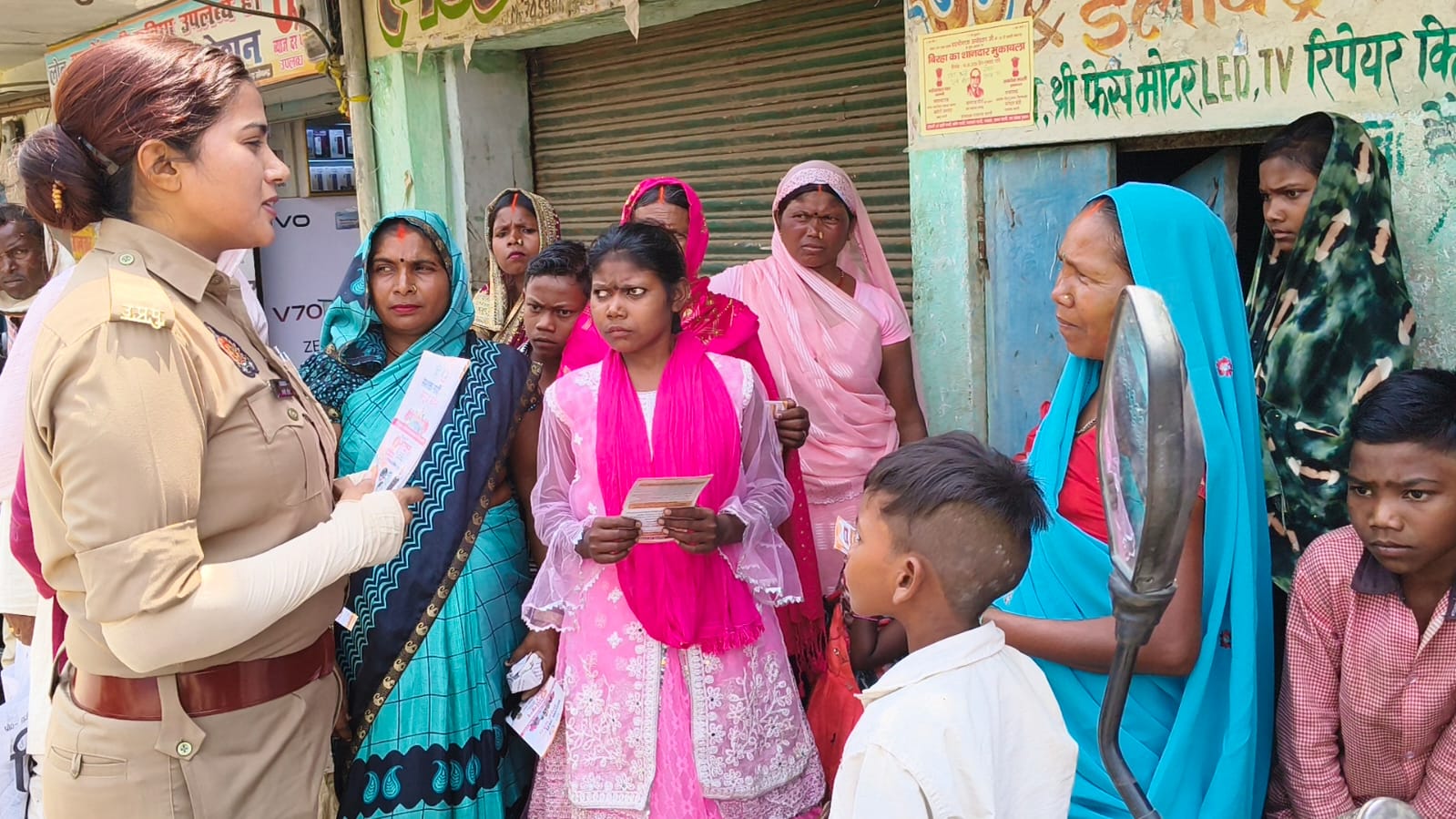 महिला सुरक्षा,आत्मरक्षा एवं साइबर अपराधों के प्रति महिलाओं और बालिकाओं को किया गया जागरूक महिला सुरक्षा,आत्मरक्षा एवं साइबर अपराधों के प्रति महिलाओं और बालिकाओं को किया गया जागरूक