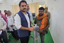 जिलाधिकारी ने मुन्ना शाह दिव्यांग को उपलब्ध करायी बैसाखी