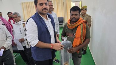 जिलाधिकारी ने मुन्ना शाह दिव्यांग को उपलब्ध करायी बैसाखी