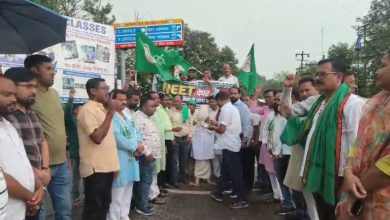 केंद्रीय मानव संसाधन मंत्री का झारखंड छात्र मोर्चा ने फूंका पूतला 