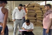 रेलवे के गुड्स शेड के एफसीआई में मजदूरों को तय मजदूरी नहीं मिलने को जांच करने पहुंचे लेबर इंस्पेक्टर 