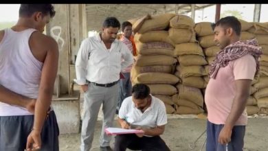 रेलवे के गुड्स शेड के एफसीआई में मजदूरों को तय मजदूरी नहीं मिलने को जांच करने पहुंचे लेबर इंस्पेक्टर 