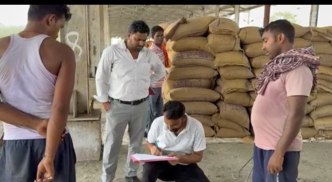 रेलवे के गुड्स शेड के एफसीआई में मजदूरों को तय मजदूरी नहीं मिलने को जांच करने पहुंचे लेबर इंस्पेक्टर 