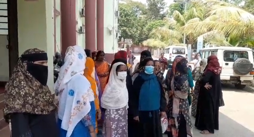 सरकार की योजनाओं का लाभ लेने के लिए देनी पड़ती है रकम तब मिलता है लाभ : ग्रामीण