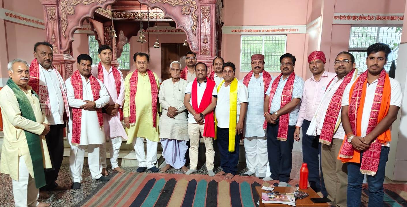 माँ शारदा शक्तिपीठ मंदिर ट्रस्ट ओबरा का हुआ शपथ ग्रहण एवं दायित्व वितरण,