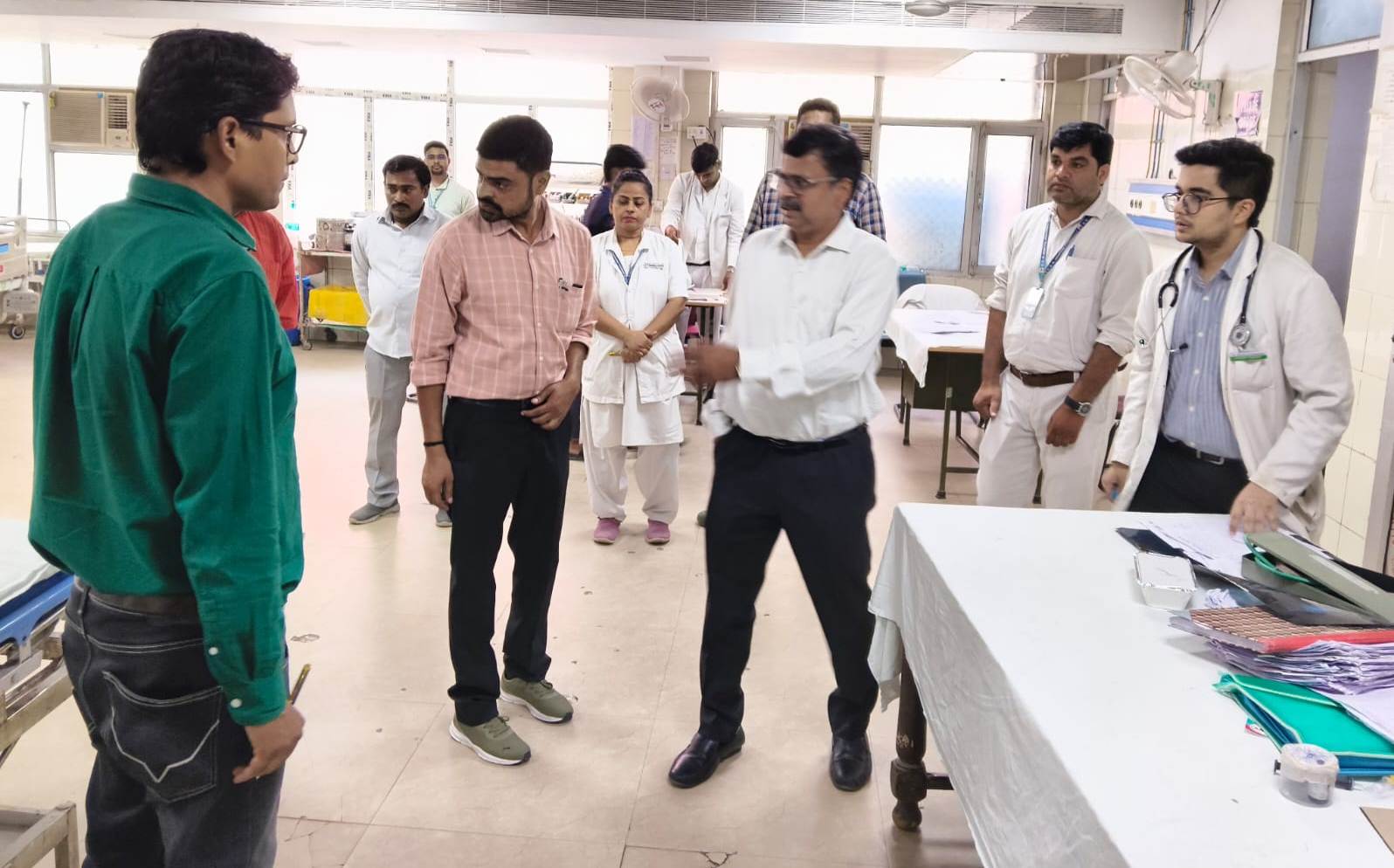 अपर जिलाधिकारी आपूर्ति के द्वारा स्वरूपरानी हॉस्पिटल का किया गया निरीक्षण, व्यवस्थाओं के सम्बंध में दिए आवश्यक दिशा-निर्देश