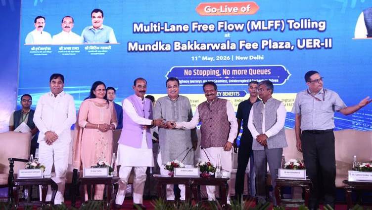 प्रदूषण में कमी एवं दक्षता में सुधार के लिए बैरियर-रहित टोल प्रणाली-नितिन गडकरी