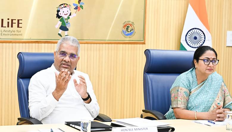 वायु गुणवत्ता नियंत्रण आयोग, केंद्रीय पर्यावरण मंत्री ने वायु प्रदूषण, सड़क पर धूल प्रदूषण कम करने के मुद्दे की समीक्षा