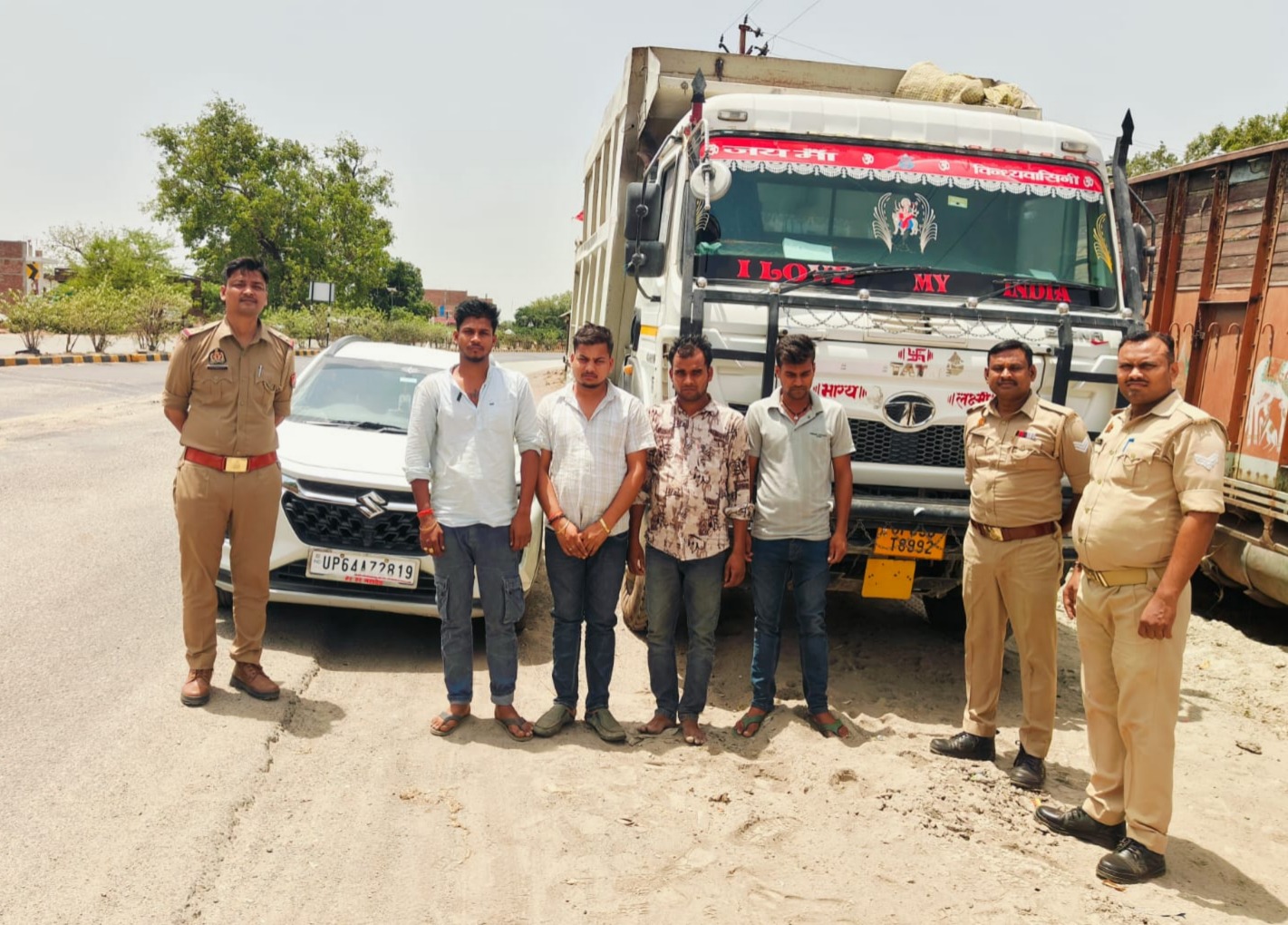 अवैध परिवहन एवं नियम विरुद्ध संचालित वाहनों पर पुलिस का बड़ा एक्शन