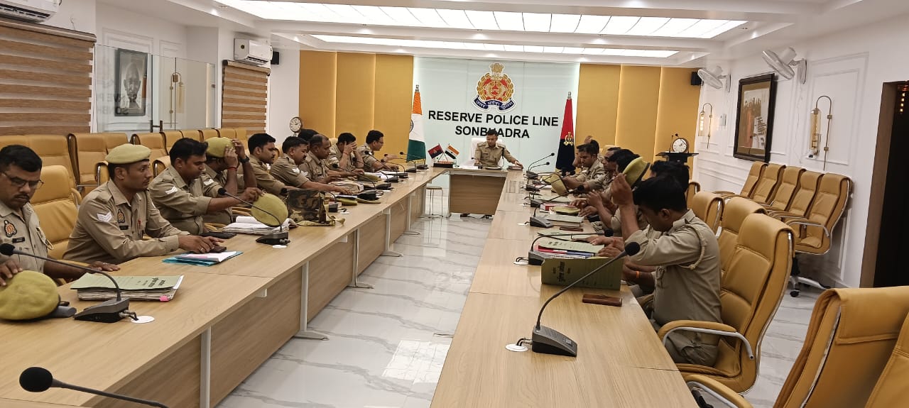 पुलिस लाइन चुर्क में जनपद के समस्त हेड मोहर्रिरों के साथ की गई समीक्षा बैठक,