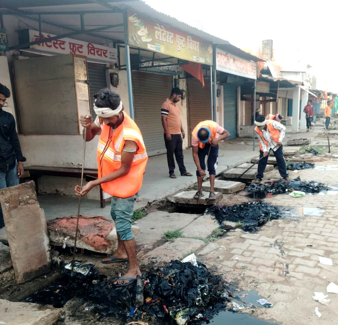 जनपद की समस्त नगर पंचायतों एवं नगर पालिका परिषद में चला स्वच्छता अभियान जनपद की समस्त नगर पंचायतों एवं नगर पालिका परिषद में चला स्वच्छता अभियान
