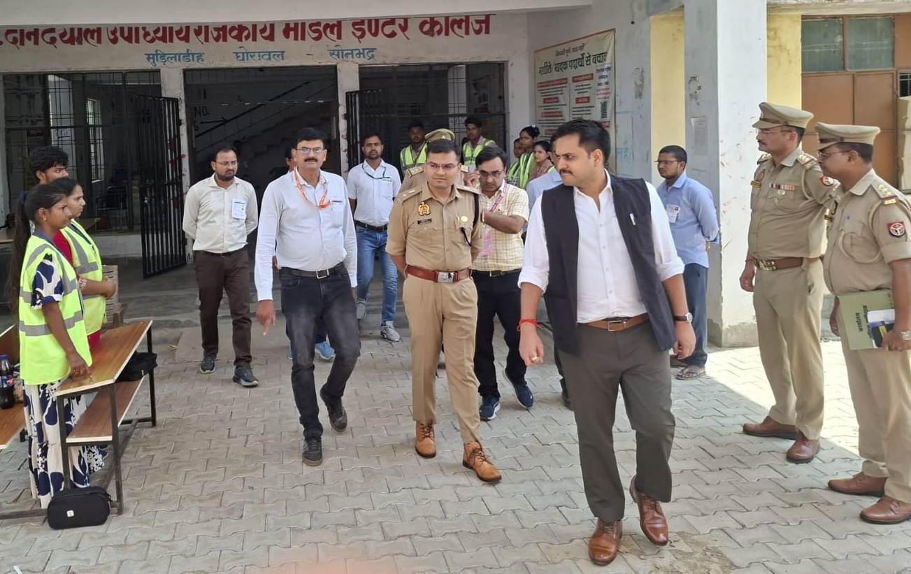 नकल पर सख्त निगरानी, परीक्षा केंद्र की व्यवस्थाओं का डीएम-एसपी ने लिया जायजा नकल पर सख्त निगरानी, परीक्षा केंद्र की व्यवस्थाओं का डीएम-एसपी ने लिया जायजा