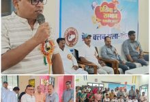 उत्कृष्ट अंक लाने वाले बच्चों को सम्मानित करते हुए डॉ ए के गुप्ता महामंत्री प्रेस क्लब