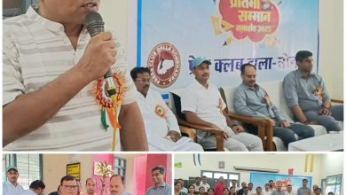 उत्कृष्ट अंक लाने वाले बच्चों को सम्मानित करते हुए डॉ ए के गुप्ता महामंत्री प्रेस क्लब उत्कृष्ट अंक लाने वाले बच्चों को सम्मानित करते हुए डॉ ए के गुप्ता महामंत्री प्रेस क्लब