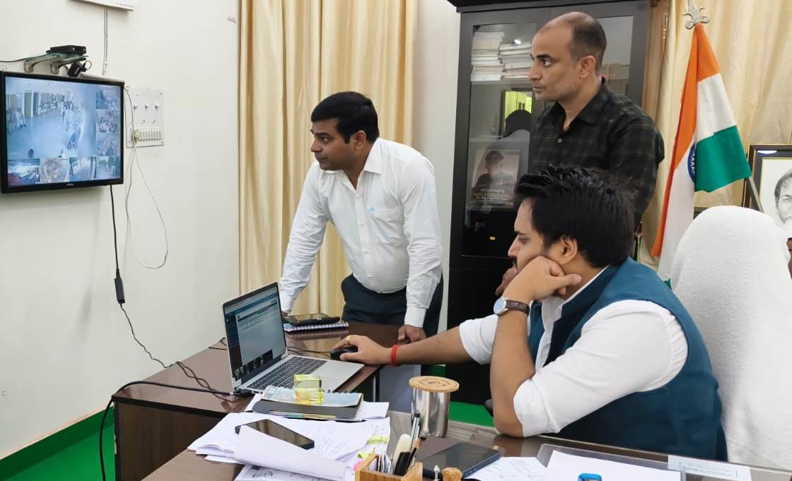 डीएम की सख्ती लेखपाल निलंबित, कई अधिकारियों का वेतन रोका
