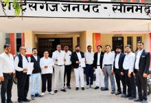 सदर तहसील के समक्ष अधिवक्ताओं ने नारेबाजी कर किया विरोध प्रदर्शन