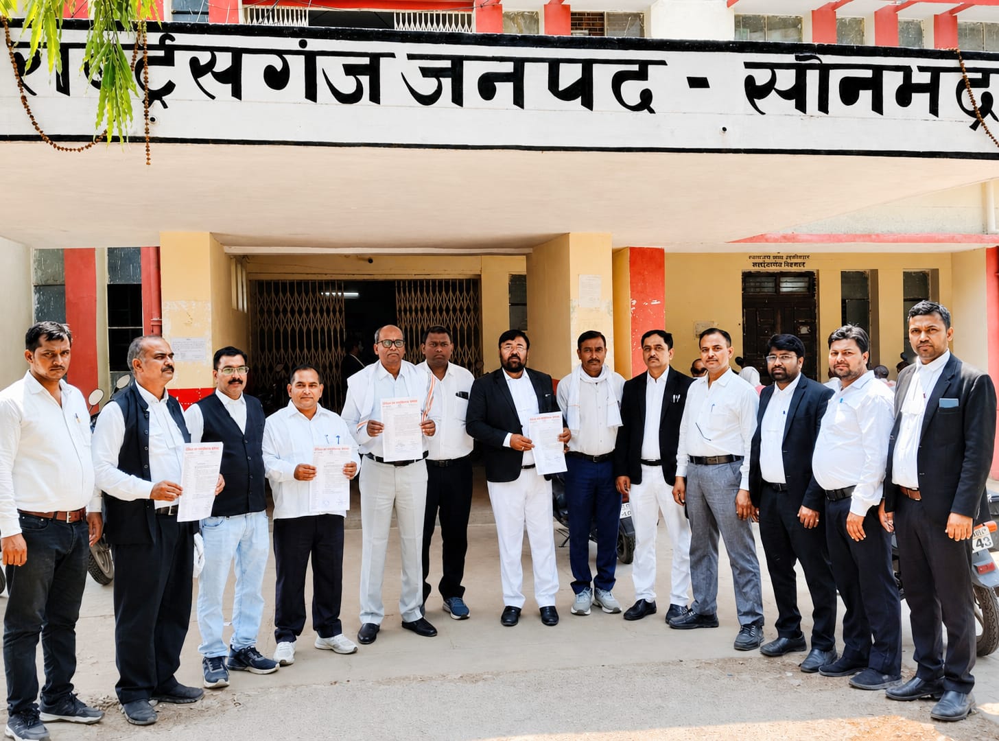 सदर तहसील के समक्ष अधिवक्ताओं ने नारेबाजी कर किया विरोध प्रदर्शन