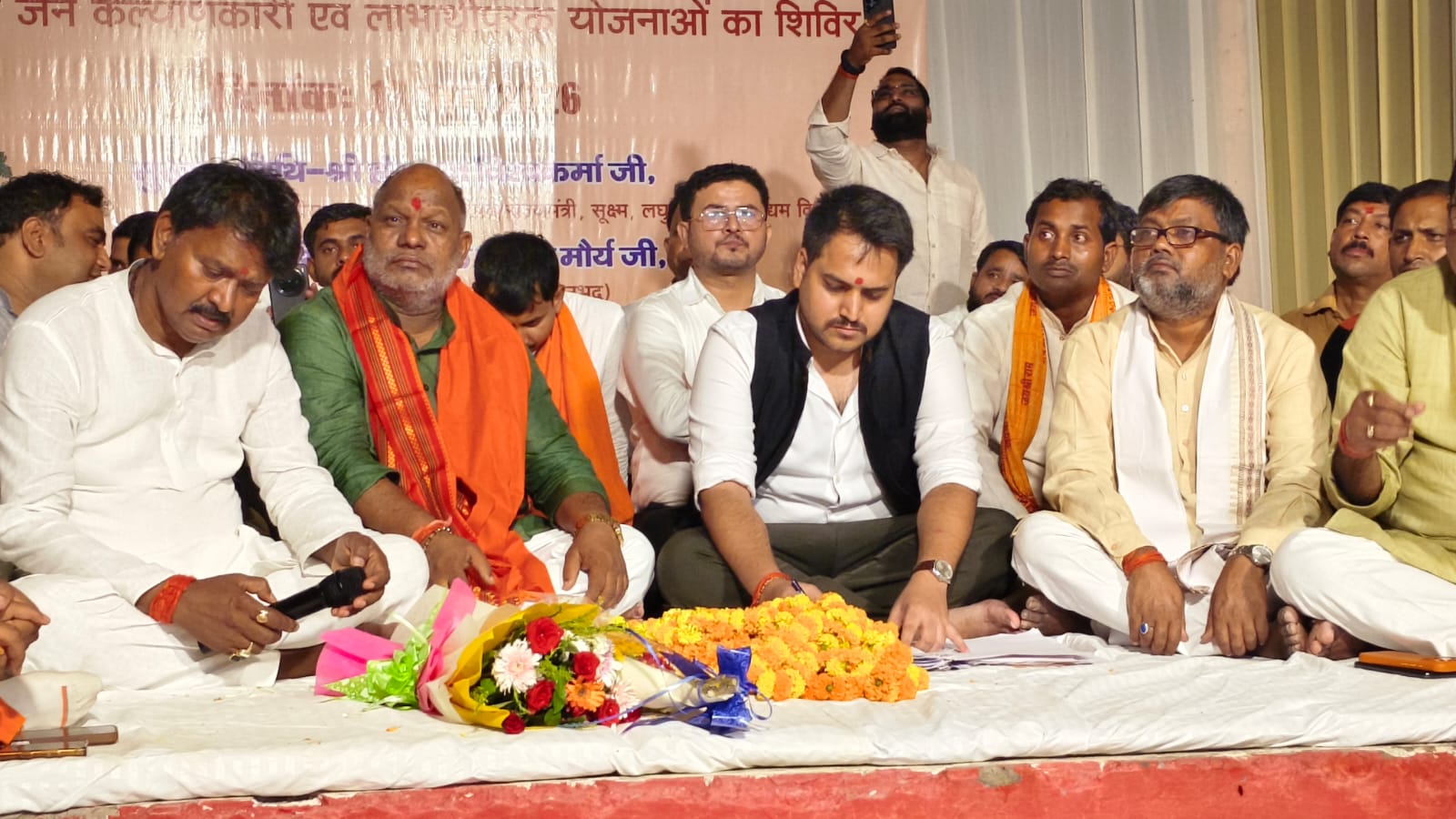 ग्रामीणों से सीधे संवाद कर प्रभारी मंत्री, विधायक व जिलाधिकारी ने जानीं जनसमस्याएं