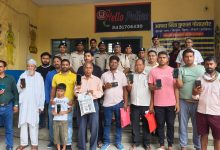 चोरी या गुम हुए 101 मोबाईल की बरामदगी कर पुलिस ने धारकों को सौंपा मोबाइल 