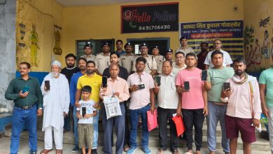चोरी या गुम हुए 101 मोबाईल की बरामदगी कर पुलिस ने धारकों को सौंपा मोबाइल 